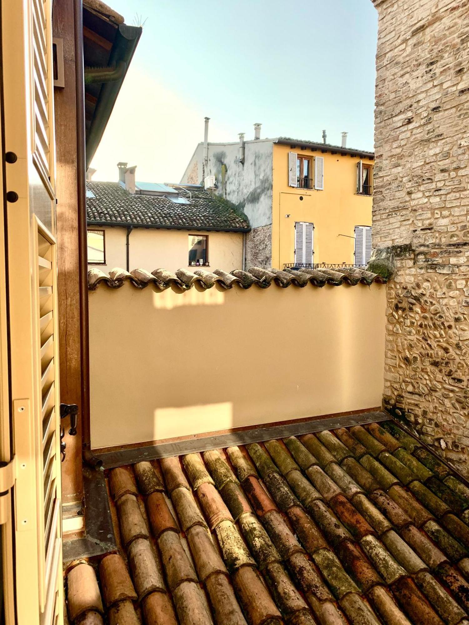 Niki O. Apartemen Parma